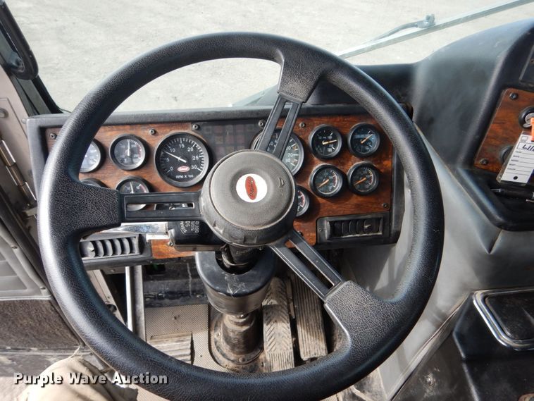 image for item GW9615 2002 Peterbilt 320 bucket truck