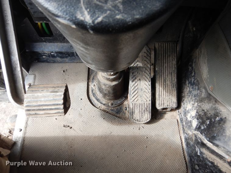 image for item GW9615 2002 Peterbilt 320 bucket truck