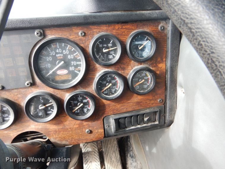 image for item GW9615 2002 Peterbilt 320 bucket truck