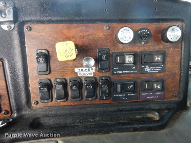 image for item GW9615 2002 Peterbilt 320 bucket truck