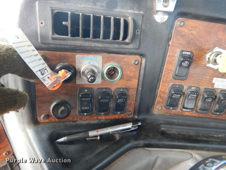 image for item GW9615 2002 Peterbilt 320 bucket truck