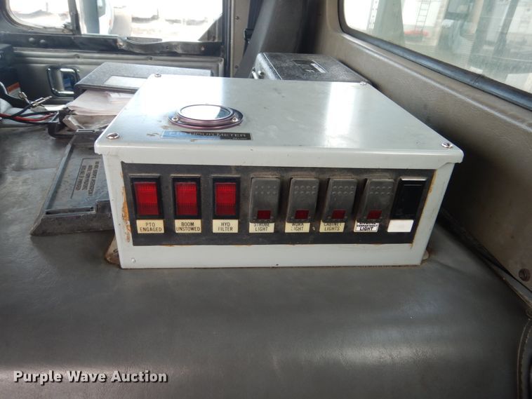 image for item GW9615 2002 Peterbilt 320 bucket truck