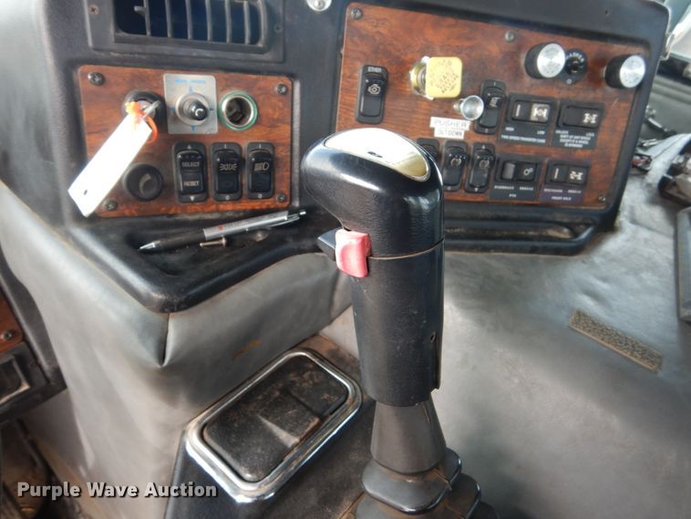 image for item GW9615 2002 Peterbilt 320 bucket truck