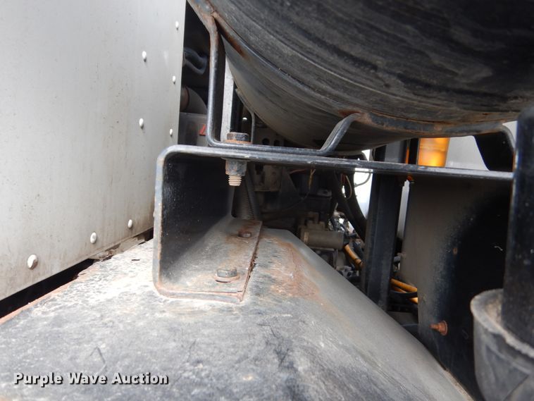 image for item GW9615 2002 Peterbilt 320 bucket truck