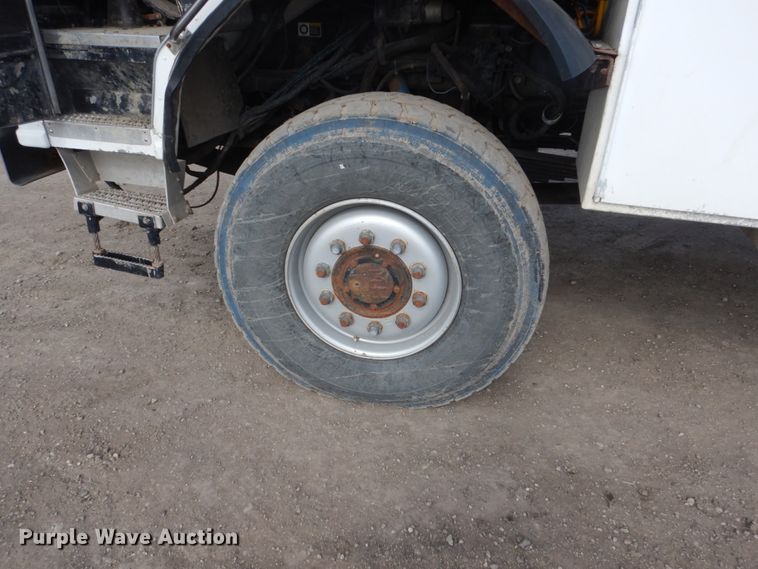 image for item GW9615 2002 Peterbilt 320 bucket truck