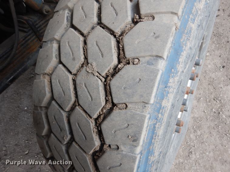 image for item GW9615 2002 Peterbilt 320 bucket truck