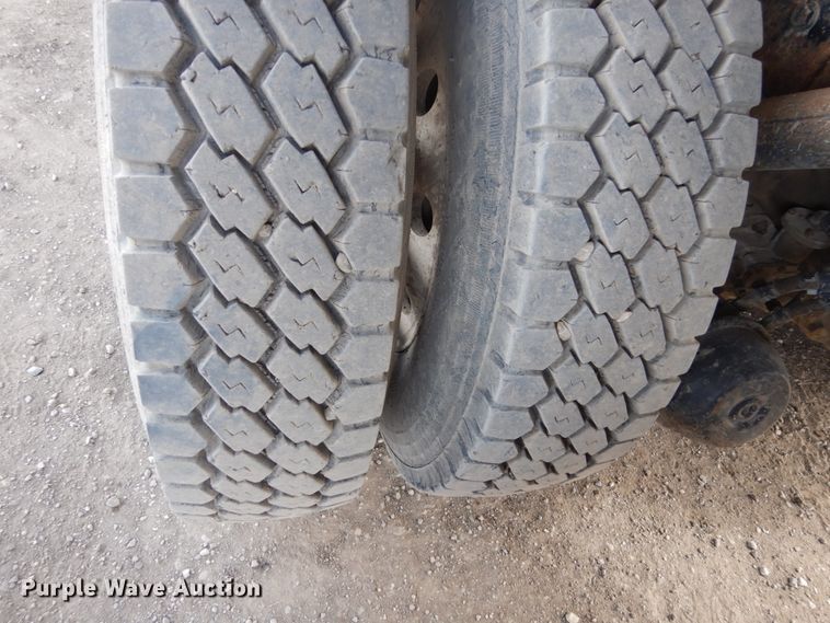 image for item GW9615 2002 Peterbilt 320 bucket truck