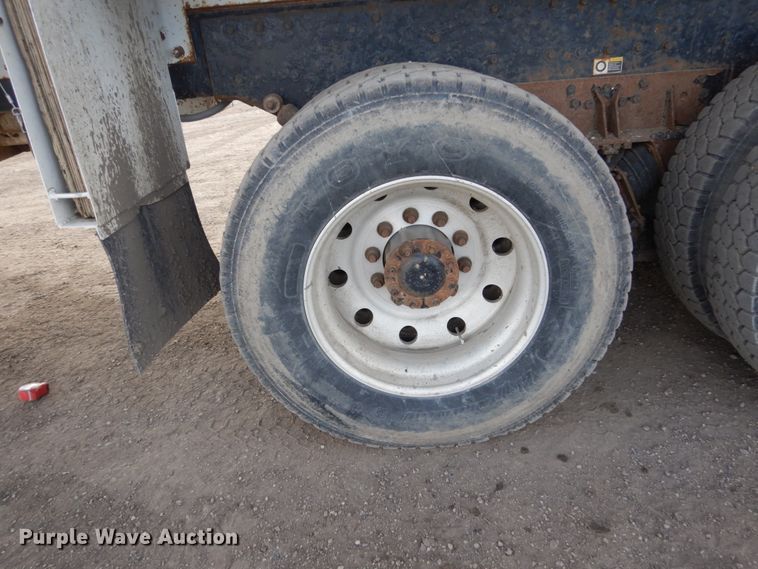 image for item GW9615 2002 Peterbilt 320 bucket truck