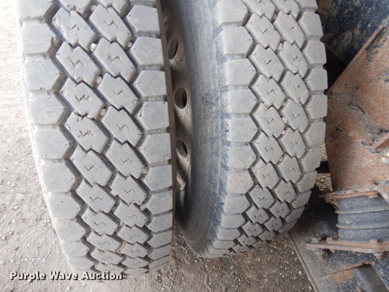 image for item GW9615 2002 Peterbilt 320 bucket truck