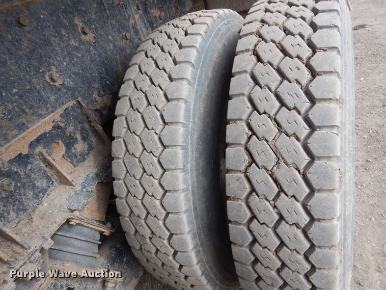 image for item GW9615 2002 Peterbilt 320 bucket truck