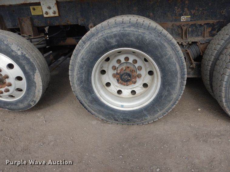 image for item GW9615 2002 Peterbilt 320 bucket truck