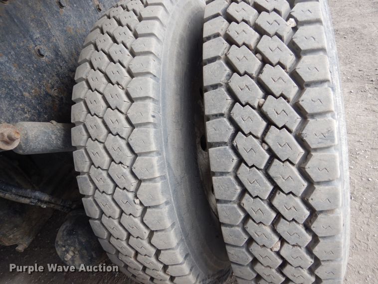 image for item GW9615 2002 Peterbilt 320 bucket truck