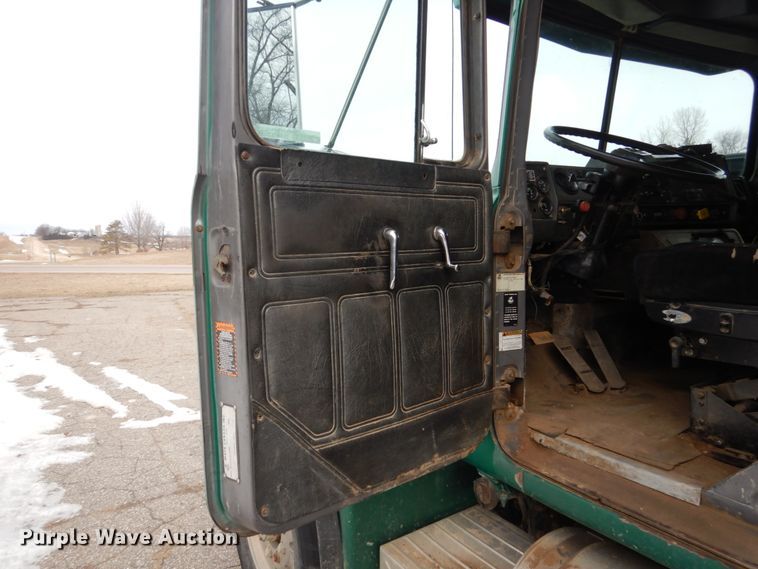 image for item GW9707 1993 Mack RD690S dump truck