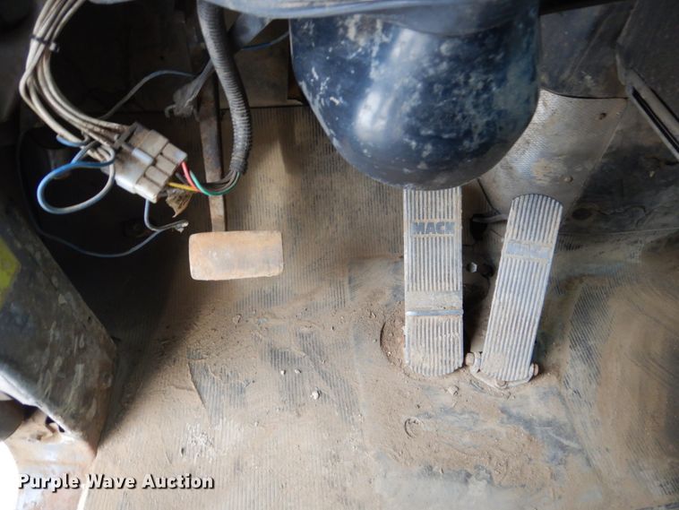 image for item GW9707 1993 Mack RD690S dump truck