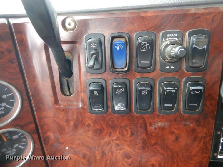 image for item GW9710 2013 Mack Granite dump truck