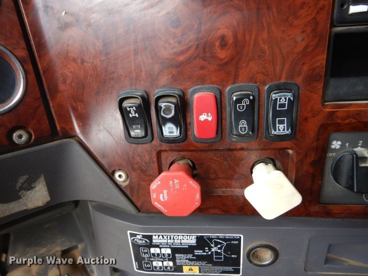 image for item GW9710 2013 Mack Granite dump truck