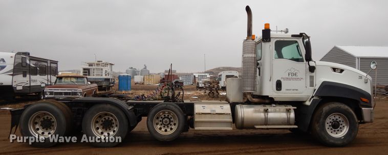 image for item DF5948 2013 Caterpillar CT660 semi truck