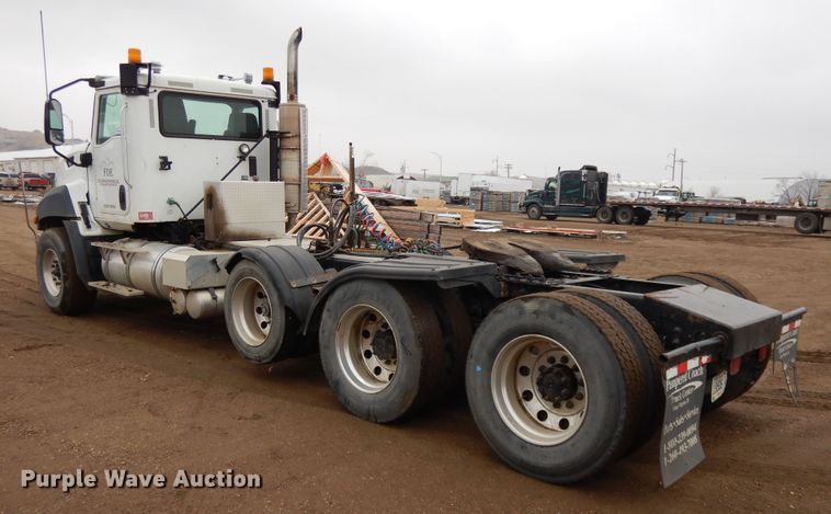 image for item DF5948 2013 Caterpillar CT660 semi truck