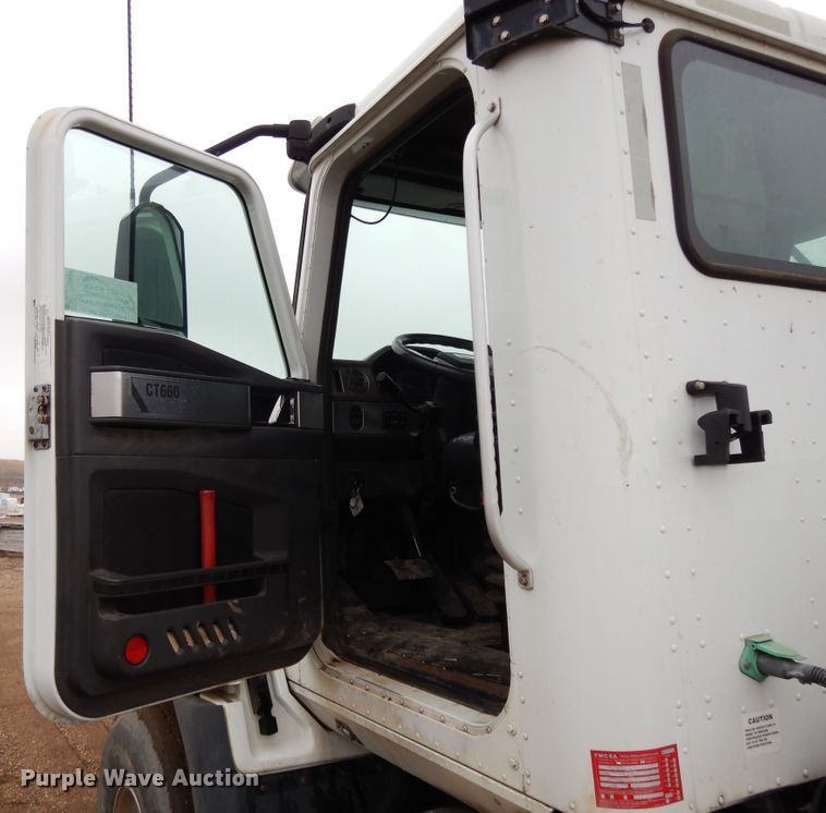 image for item DF5948 2013 Caterpillar CT660 semi truck