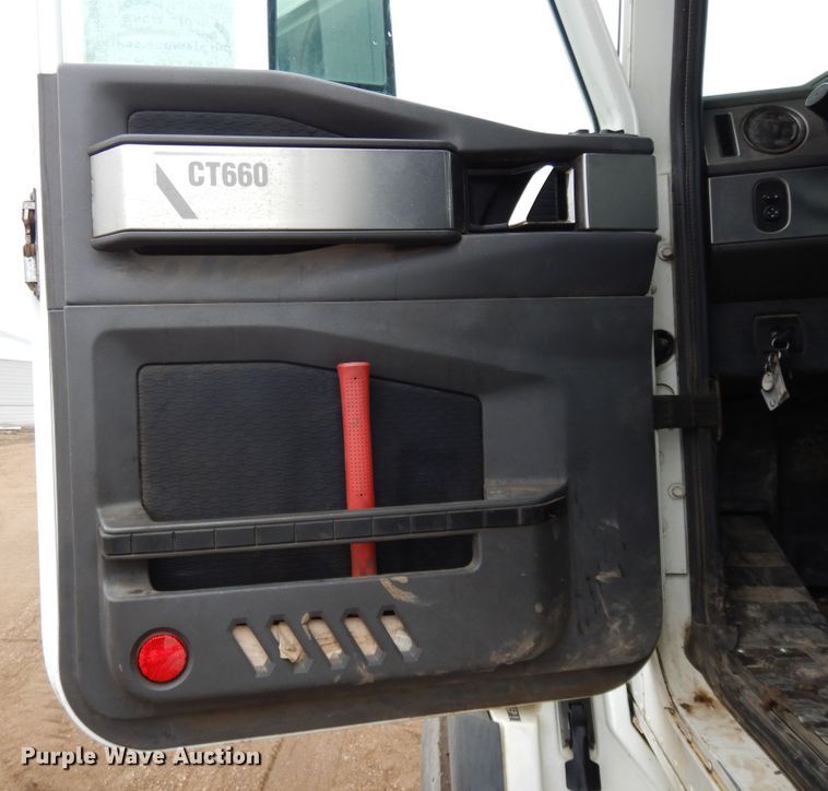 image for item DF5948 2013 Caterpillar CT660 semi truck