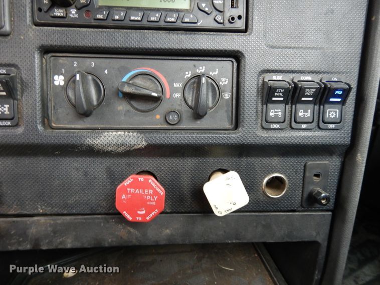 image for item DF5948 2013 Caterpillar CT660 semi truck