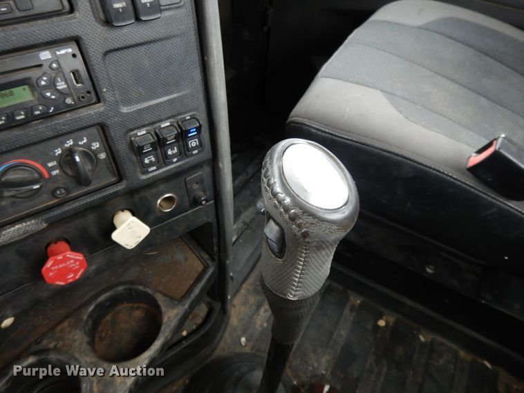 image for item DF5948 2013 Caterpillar CT660 semi truck