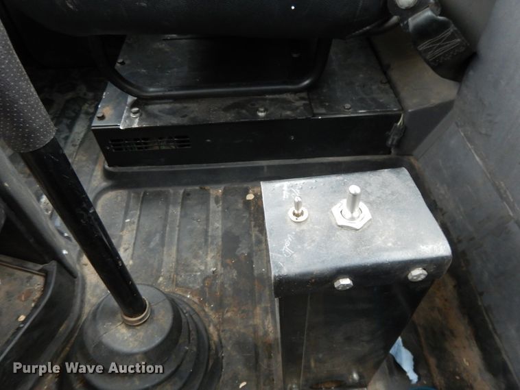 image for item DF5948 2013 Caterpillar CT660 semi truck