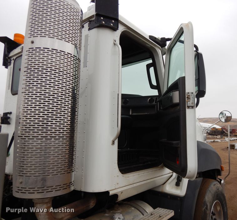 image for item DF5948 2013 Caterpillar CT660 semi truck