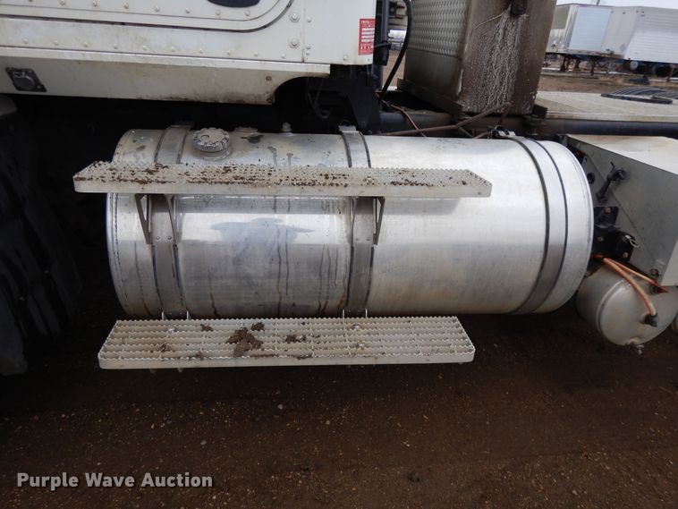 image for item DF5948 2013 Caterpillar CT660 semi truck