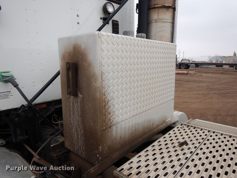 image for item DF5948 2013 Caterpillar CT660 semi truck