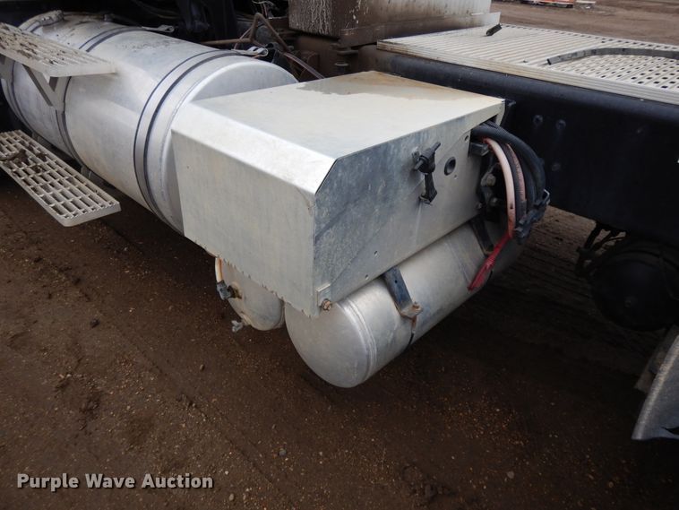 image for item DF5948 2013 Caterpillar CT660 semi truck