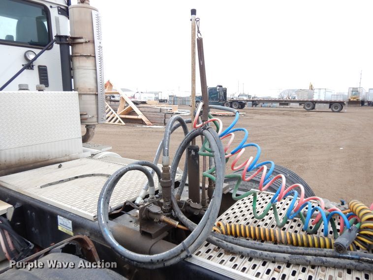 image for item DF5948 2013 Caterpillar CT660 semi truck