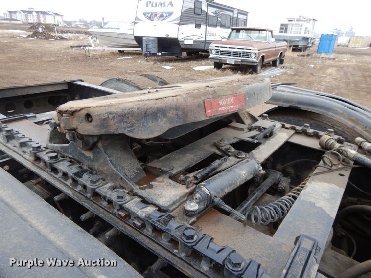 image for item DF5948 2013 Caterpillar CT660 semi truck