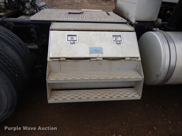 image for item DF5948 2013 Caterpillar CT660 semi truck