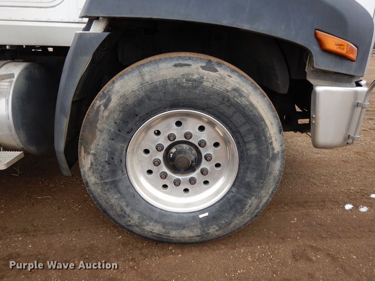 image for item DF5948 2013 Caterpillar CT660 semi truck