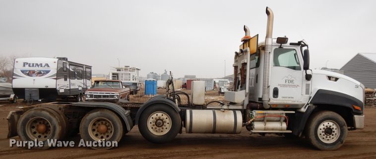 image for item DF5949 2014 Caterpillar CT660 semi truck