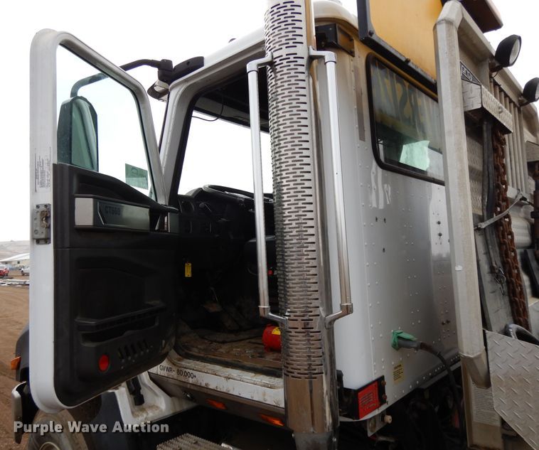 image for item DF5949 2014 Caterpillar CT660 semi truck