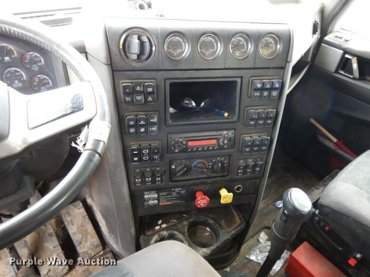 image for item DF5949 2014 Caterpillar CT660 semi truck