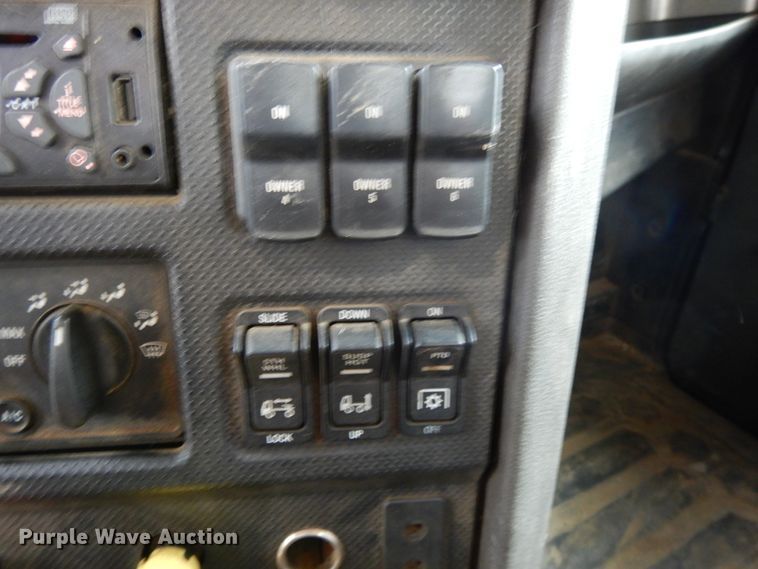 image for item DF5949 2014 Caterpillar CT660 semi truck