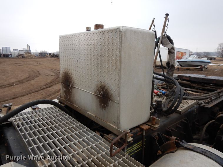 image for item DF5949 2014 Caterpillar CT660 semi truck