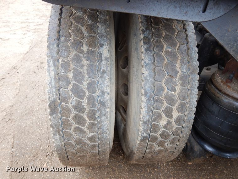 image for item DF5949 2014 Caterpillar CT660 semi truck