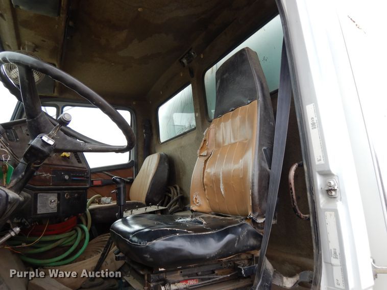 image for item DF5950 1988 Freightliner FLC tank truck