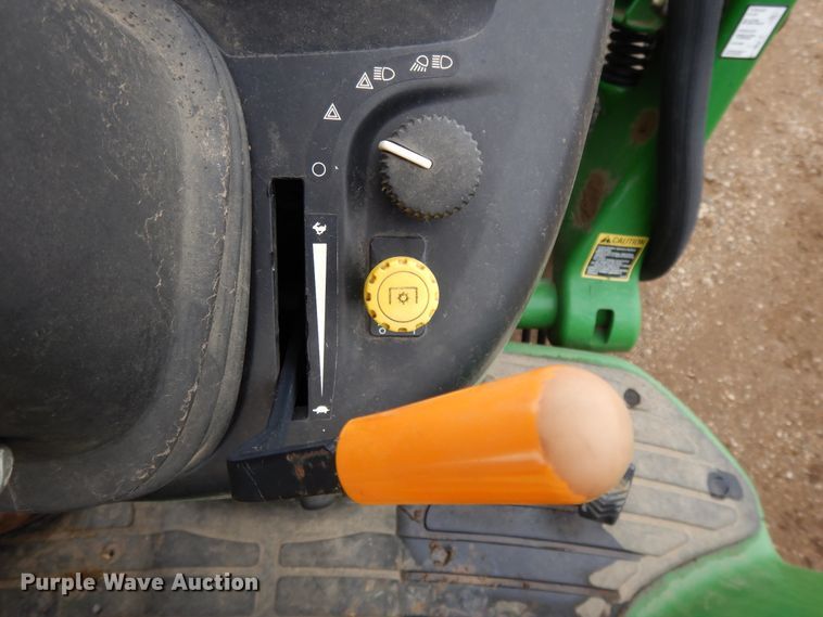 image for item DF5951 2006 John Deere 4520 MFWD tractor