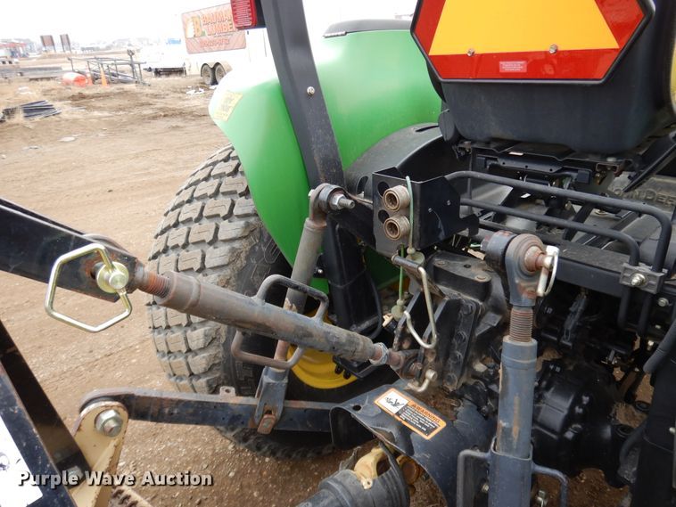 image for item DF5951 2006 John Deere 4520 MFWD tractor
