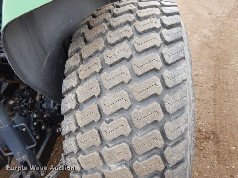 image for item DF5951 2006 John Deere 4520 MFWD tractor