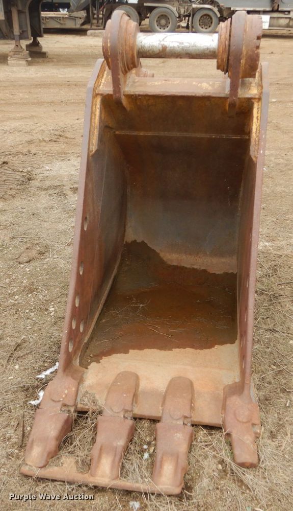 image for item DF5954 Caterpillar 34"W excavator bucket