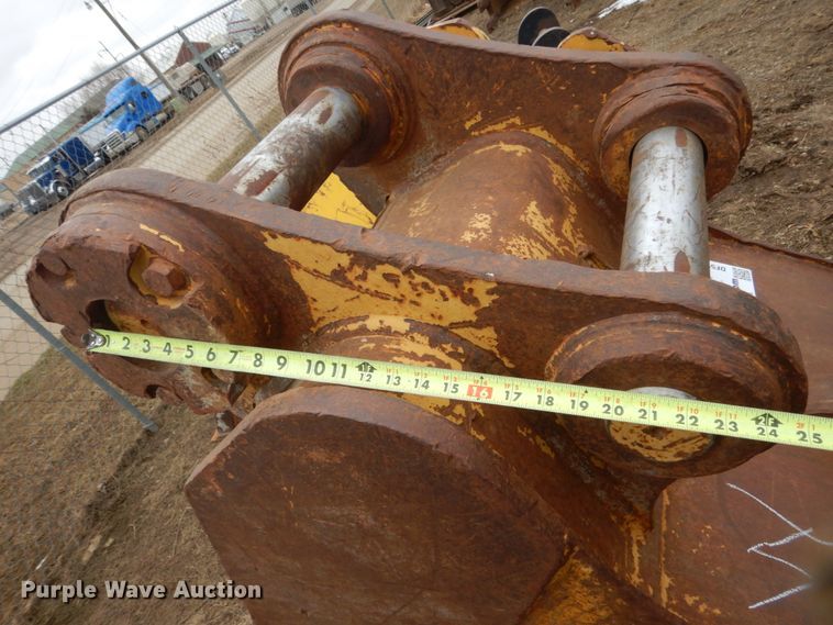 image for item DF5954 Caterpillar 34"W excavator bucket