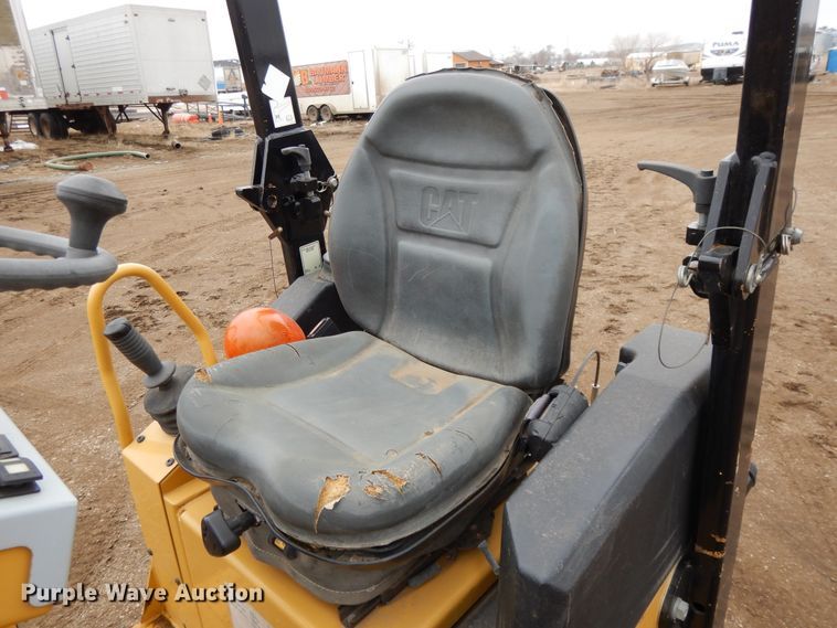 image for item DF5962 2011 Caterpillar CB-14 double drum roller