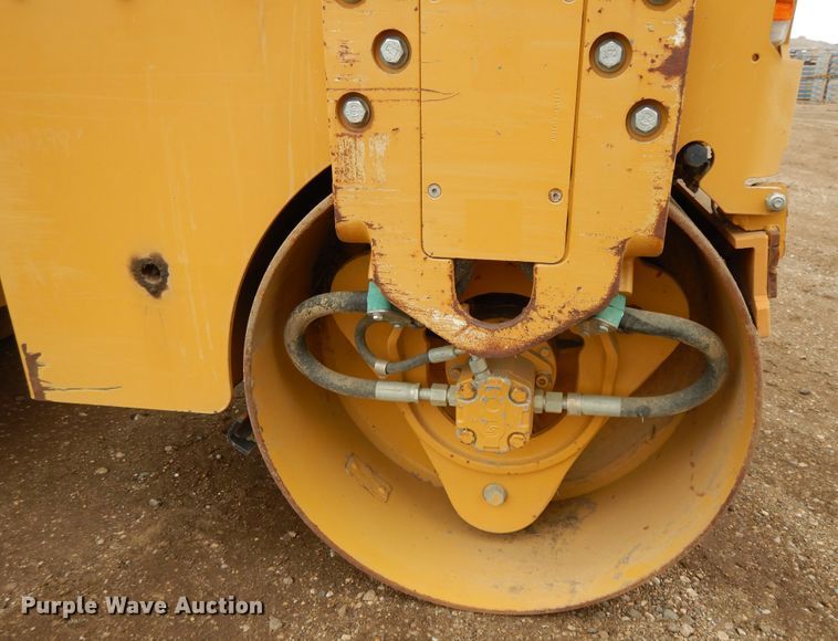 image for item DF5962 2011 Caterpillar CB-14 double drum roller