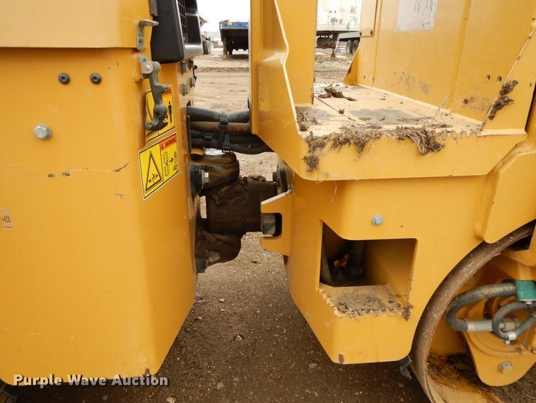 image for item DF5962 2011 Caterpillar CB-14 double drum roller